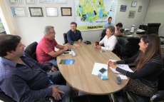 Laranjeiras - Em Curitiba, Ivan Theo apresenta demandas do Provopar e recebe doa&ccedil;&otilde;es de chocolates para campanha da p&aacute;scoa