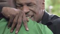 Em comercial, Tyson devolve a orelha de Holyfield. Veja o vídeo