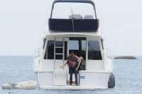 'A Lei do Amor': Desacordada, Isabela &eacute; jogada no mar por capanga de Ti&atilde;o