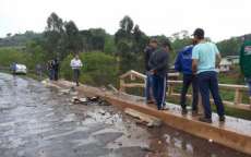 Caminh&atilde;o cai de ponte no sudoeste do estado