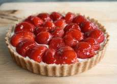 Fa&ccedil;a uma irresist&iacute;vel torta de leite condensado com morangos