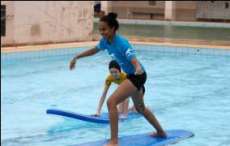 Paran&aacute; - Estudantes t&ecirc;m aulas de surfe na piscina do Col&eacute;gio Estadual
