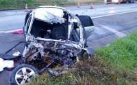 Acidente com quatro mortos: foto mostra destruição de carro que bateu em ônibus