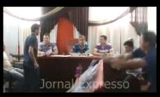 Vereadores quebram tudo durante sess&atilde;o em cidade do Paran&aacute;. Assista