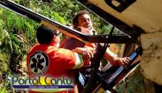 Nova Laranjeiras - Acidente com caminh&atilde;o deixa motorista preso as ferragens