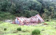 Vendaval destruiu casas na &aacute;rea rural de Quatro Barras