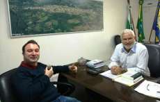 Guarania&ccedil;u - P&aacute;roco Frei Leandro visita prefeito Osm&aacute;rio