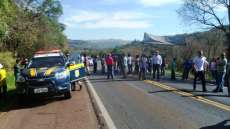 Nova Laranjeiras -  Ind&iacute;genas bloqueiam a BR 277 em protesto aos atropelamentos