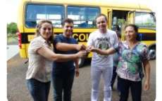 Cand&oacute;i - Prefeitura entrega &ocirc;nibus para a Apae