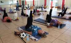 Cand&oacute;i - Idosos fazem exerc&iacute;cios semanalmente com fisioterapeuta