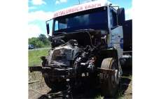 Cand&oacute;i - Duas carretas e um carro se envolvem em um engavetamento na BR-373