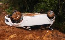 Pinh&atilde;o - Carro capota na PR 170