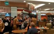 Mulher xinga casal homossexual em shopping e acaba agredida