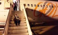 Absurdo: Cadeirante se arrasta para entrar em avi&atilde;o da Gol em Foz do Igua&ccedil;u