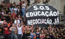 Em assembleia, professores estaduais decidem manter a greve no Paran&aacute;