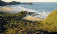 Paraná - Rapaz cai de morro e desaparece no mar da Ilha do Mel