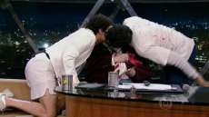 J&ocirc; Soares d&aacute; beijo gay triplo no programa