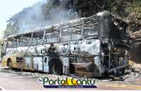Campo Bonito - &Ocirc;nibus que transportava trabalhadores da Copacol pega fogo. Veja a reportagem completa