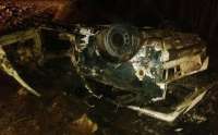 Pinhão - Carro pega fogo após capotar na PR-170