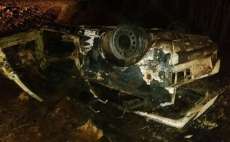 Pinh&atilde;o - Carro pega fogo ap&oacute;s capotar na PR-170