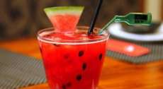 Drink de ver&atilde;o com saqu&ecirc; e mel&acirc;ncia