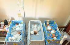 Mulher d&aacute; &agrave; luz qu&iacute;ntulos uma semana depois de fugir de casa a p&eacute;