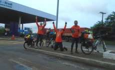 Policiais militares de Curitiba percorrem 800 Km e seguem at&eacute; Foz do Igua&ccedil;u de bicicleta