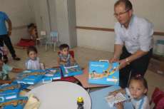 Foz do Jord&atilde;o - Prefeito entrega apostilas para alunos do munic&iacute;pio