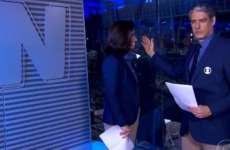 William Bonner paga mico ao tentar esconder careca de profissional da Globo. Veja o v&iacute;deo!