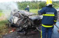 Colisão frontal faz carro com cinco ocupantes explodir no Paraná