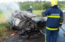 Colis&atilde;o frontal faz carro com cinco ocupantes explodir no Paran&aacute;