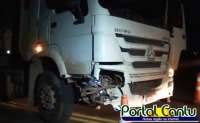 Guarania&ccedil;u - Ve&iacute;culo invade pista e bate em Bitrem carregado de soja