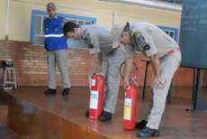 Laranjeiras - Escola Vicentina Sant'Ana recebe palestra do Corpo de Bombeiros