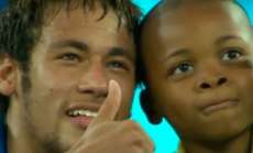 Menino 'salvo' por Neymar ap&oacute;s invadir campo vira &iacute;dolo na &Aacute;frica do Sul