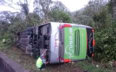 Acidente com &ocirc;nibus mata tr&ecirc;s pessoas na BR-376