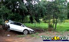 Guarania&ccedil;u - Motorista perde controle de Honda Civic e bate em &aacute;rvore
