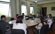 Pinh&atilde;o - Compra de produtos da agricultura familiar para a merenda escolar foi tema de reuni&atilde;o