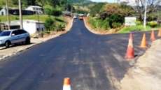 Nova Laranjeiras - Prolongamento da Rua Santa Catarina (Marginal da 277), esta recebendo a camada asf&aacute;ltica