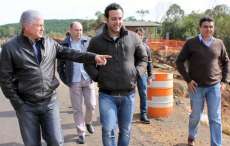 Obras da pavimenta&ccedil;&atilde;o da PR-459 entre Pinh&atilde;o e Reserva do Igua&ccedil;u s&atilde;o vistoriadas