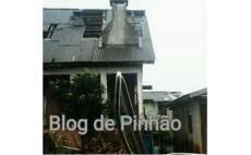 Pinh&atilde;o - Fortes rajadas de vento derrubam &aacute;rvore e deixam casas destelhadas
