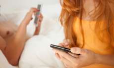 Uma em dez pessoas checa o celular durante sexo. Confira