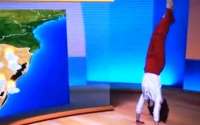 Garota do tempo planta bananeira no estúdio para anunciar demissão, em emissora afiliada a Globo