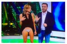 Em programa ao vivo, apresentadora mostra a calcinha sem querer. Veja