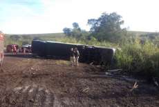 Acidente no norte do Paran&aacute; deixa tr&ecirc;s mortos e v&aacute;rios feridos