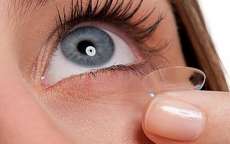 Saiba por que a maquiagem pode antecipar o vencimento das lentes de contato