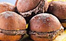 Sonhos assados recheados de brigadeiro s&atilde;o irresist&iacute;veis!