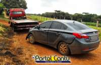 Candói - Para não colidir em moto carro bate em barranco