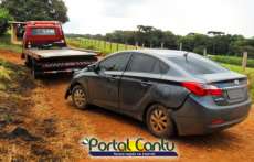 Cand&oacute;i - Para n&atilde;o colidir em moto carro bate em barranco