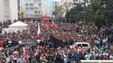 Servidores estaduais iniciam caminhada e param tr&acirc;nsito no Centro de Curitiba