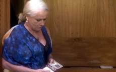 'A Lei do Amor': M&aacute;g usa celular de Beth para falar com Ciro